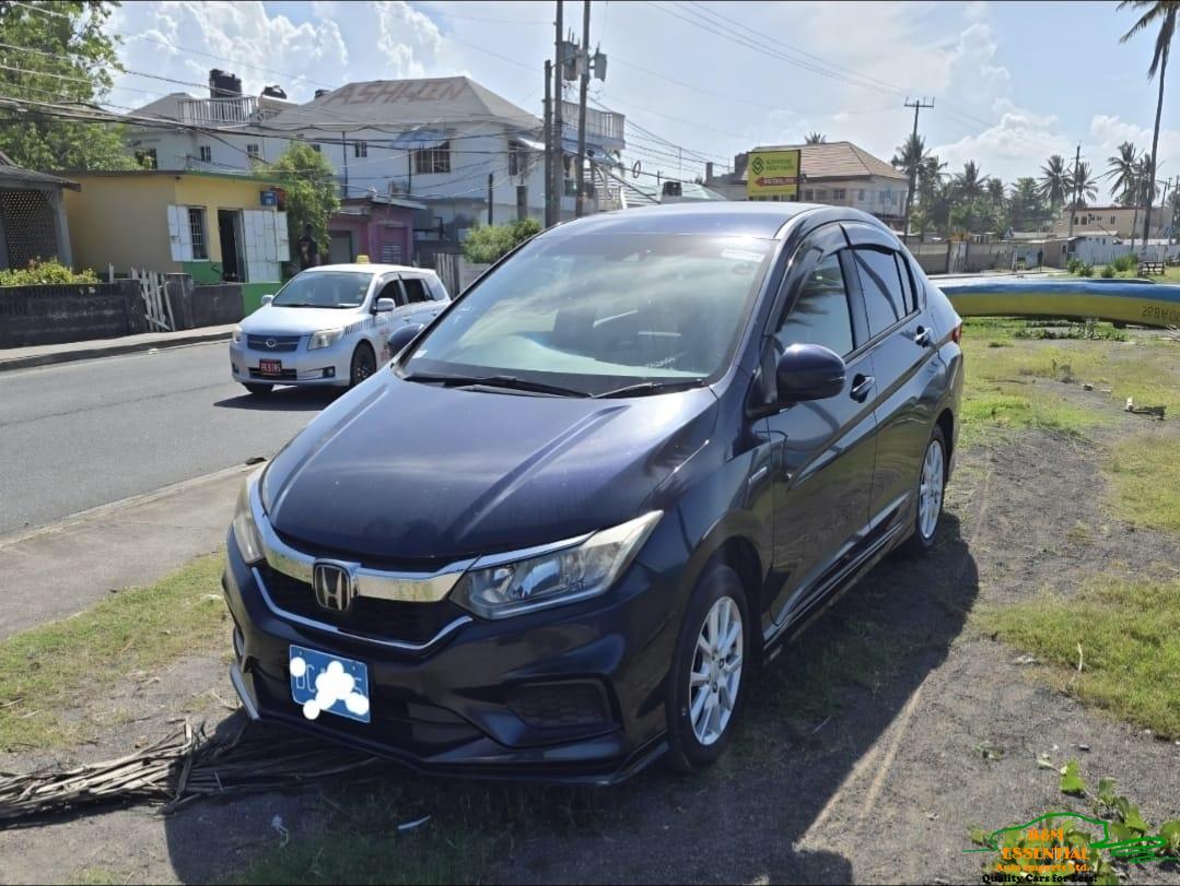 2018 Honda Grace – Fully Loaded Hybrid Sedan